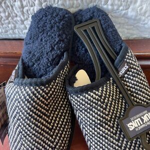 Muk Luks slippers men’s  Navy and White nwt